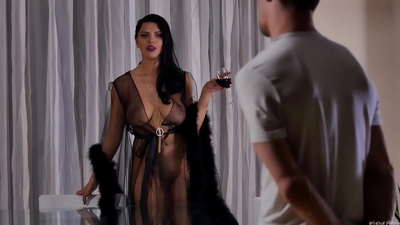 Schlampe Kira Queen lud ihren Nachbarn zum Tee ein und fickte ihn auf dem Esstisch